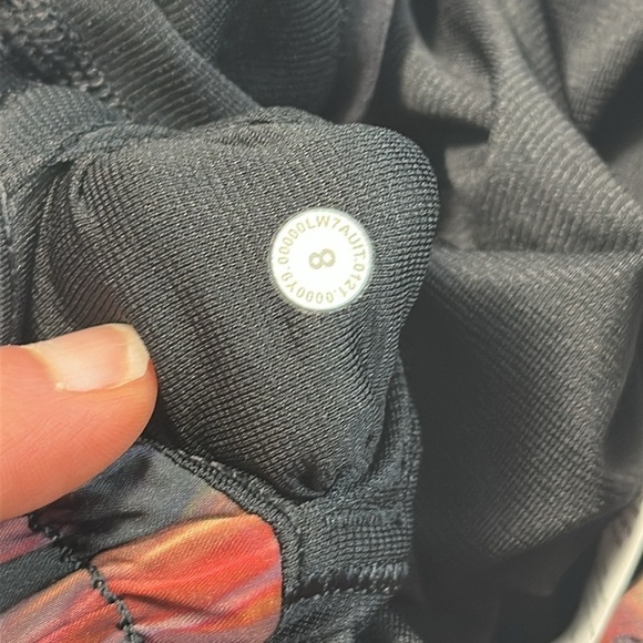 Lululemon Hotty Hot Short II *Long 4" Chroma Fusion Multi / Black - Picture 5 of 6
